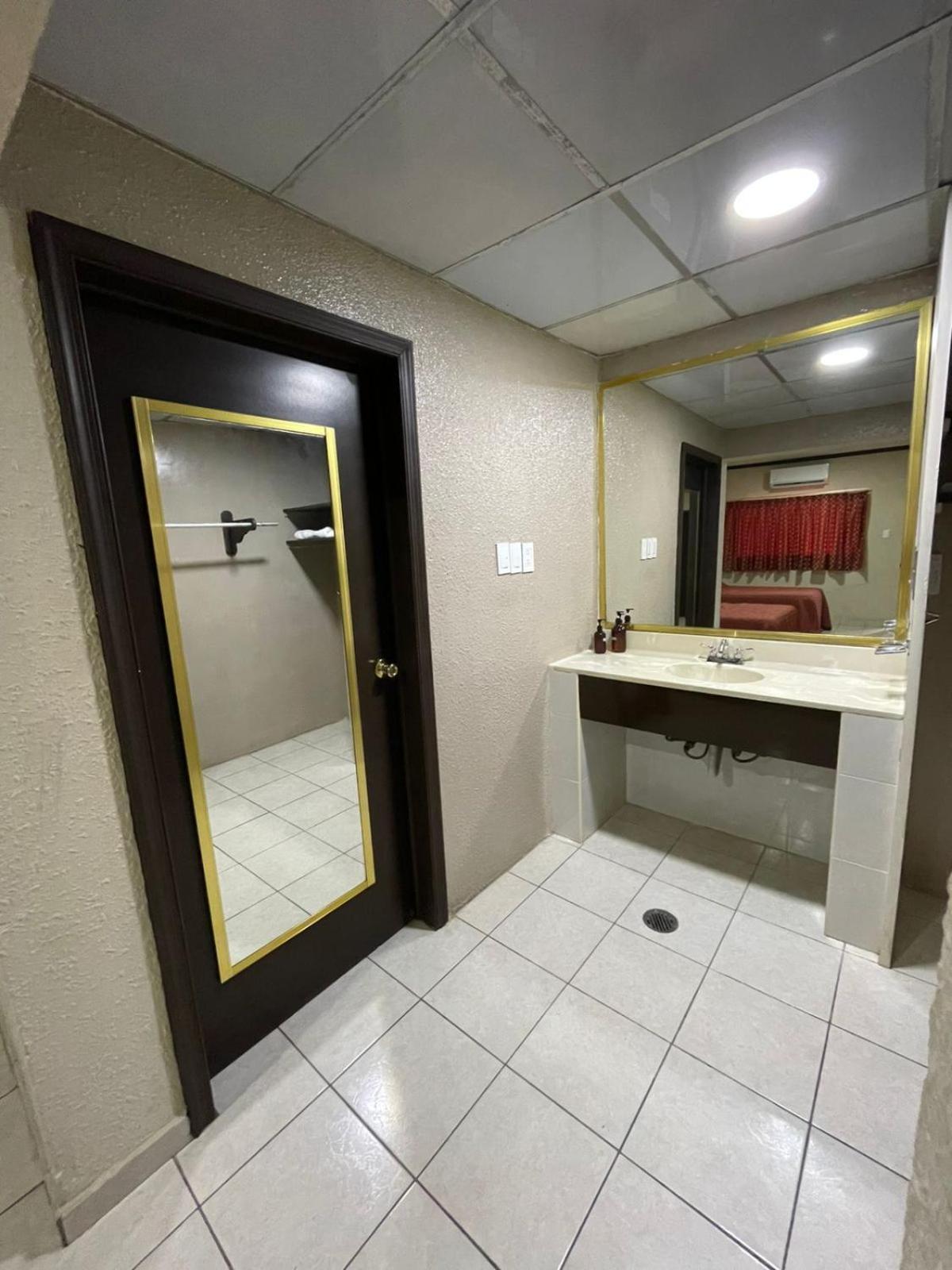 Kavia Meoqui Hotel & Suites Habitación foto